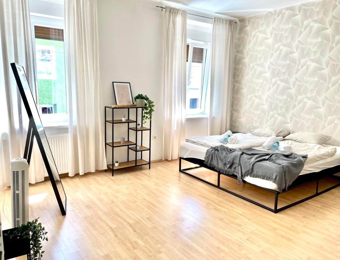 Central Comfy Apartment - Self Check-In Graz Bagian luar foto